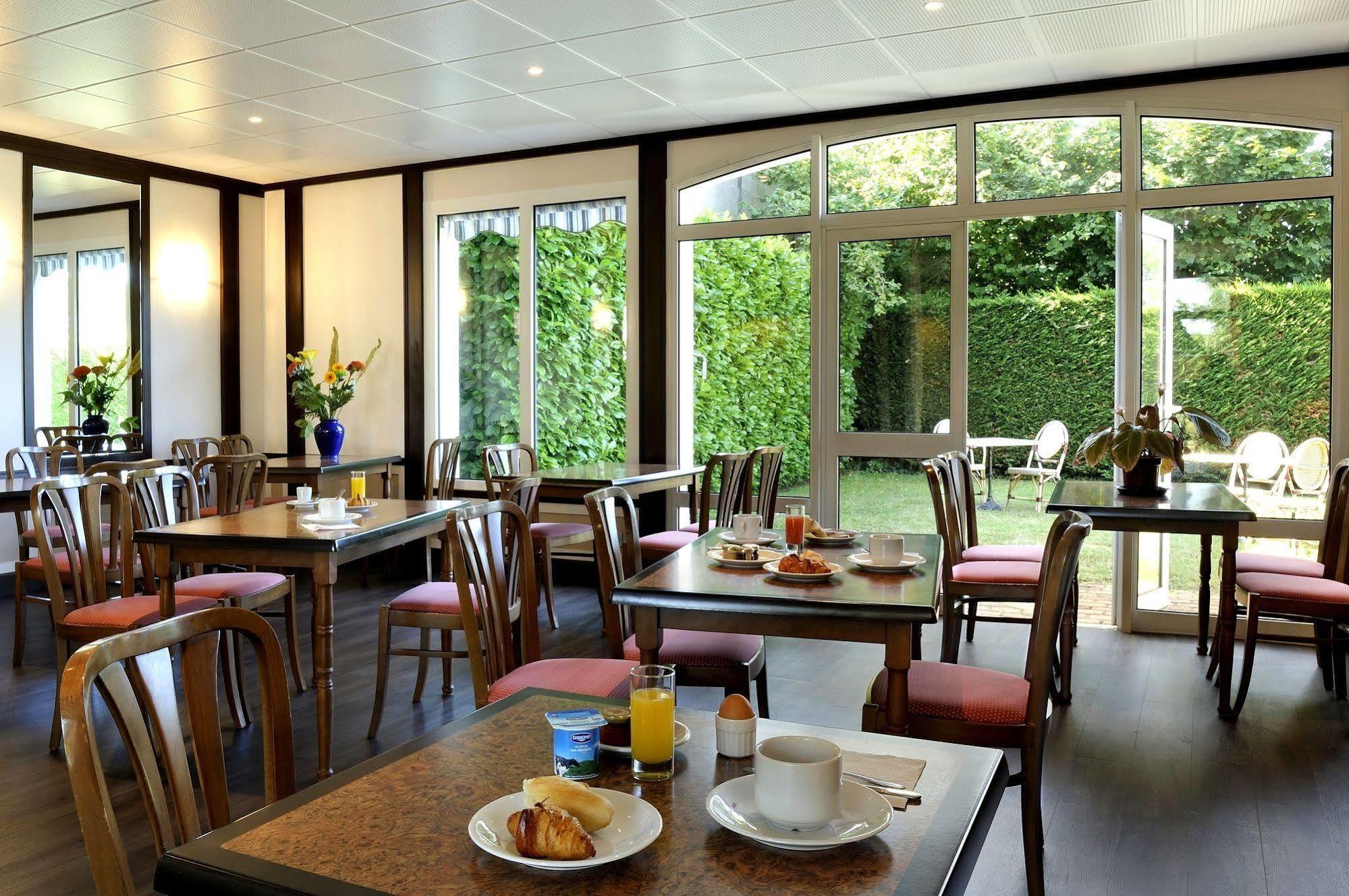 Logis Hotel Restaurant Du Labrador Saint-Benoît-sur-Loire Εξωτερικό φωτογραφία