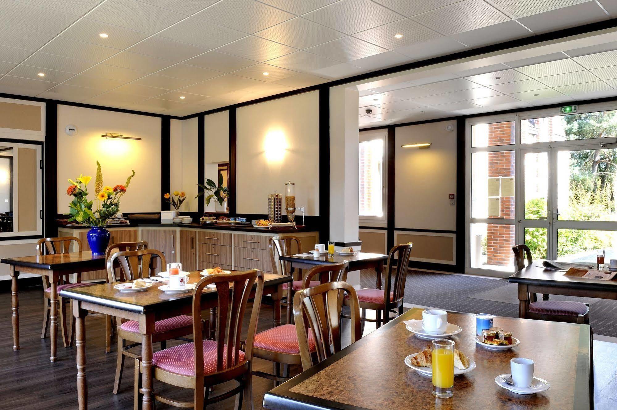 Logis Hotel Restaurant Du Labrador Saint-Benoît-sur-Loire Εξωτερικό φωτογραφία